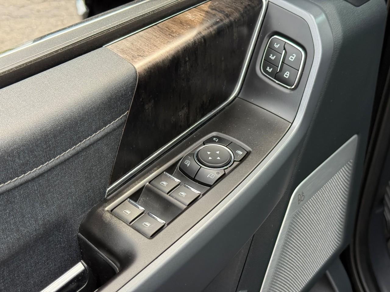 Ford F-150 Vehicle Full-screen Gallery Image 19