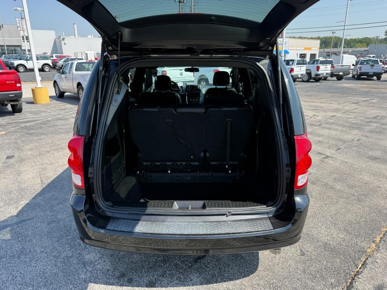 Dodge Grand Caravan Vehicle Full-screen Gallery Image 08