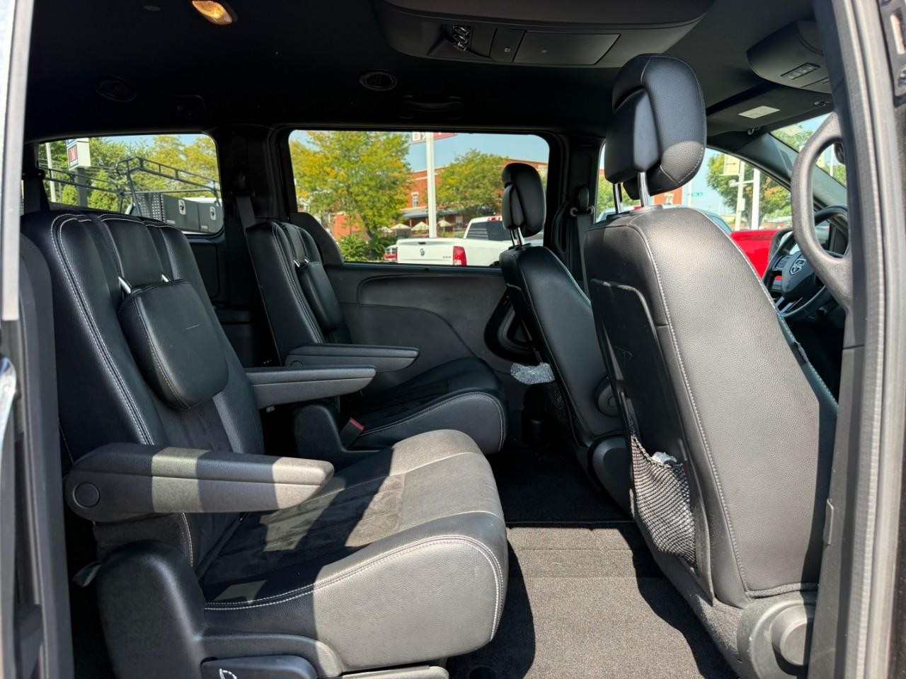 Dodge Grand Caravan Vehicle Full-screen Gallery Image 10