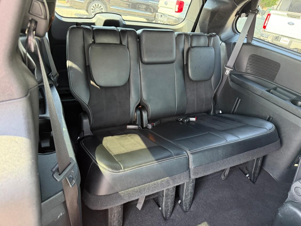 Dodge Grand Caravan Vehicle Full-screen Gallery Image 11