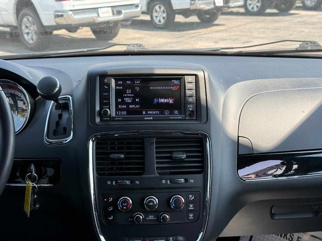 Dodge Grand Caravan Vehicle Full-screen Gallery Image 14