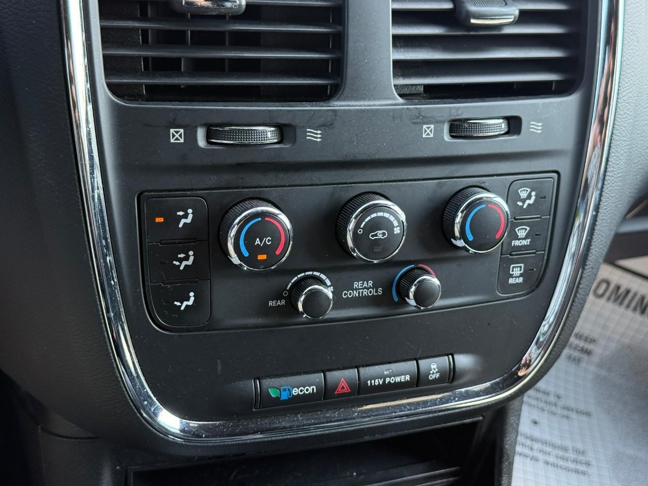 Dodge Grand Caravan Vehicle Full-screen Gallery Image 22