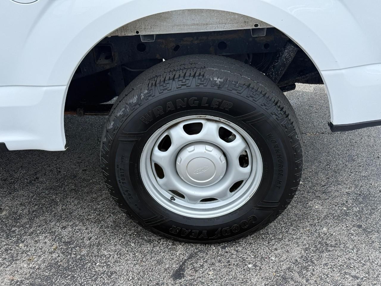 Ford F-150 Vehicle Full-screen Gallery Image 06