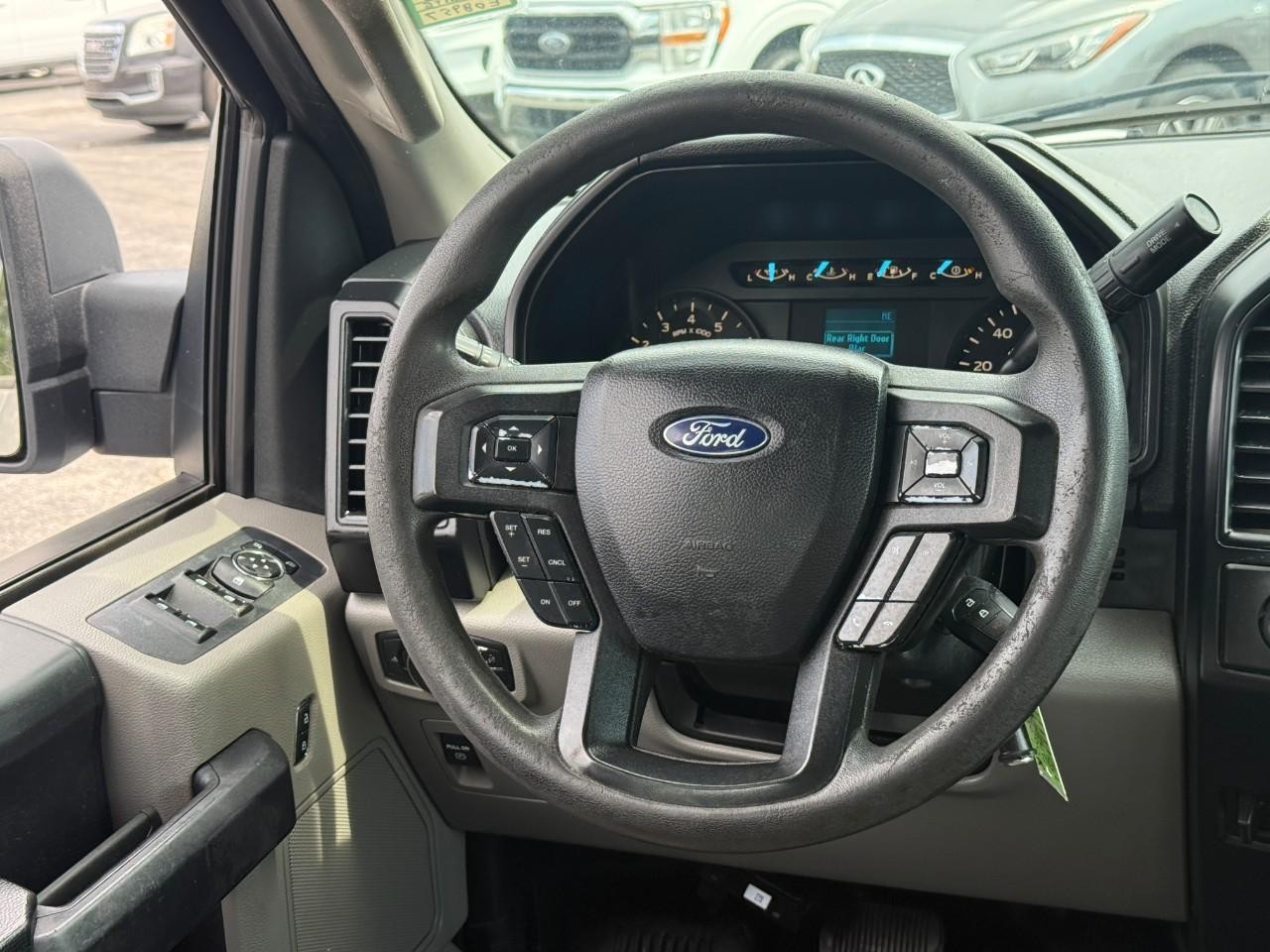 Ford F-150 Vehicle Full-screen Gallery Image 12