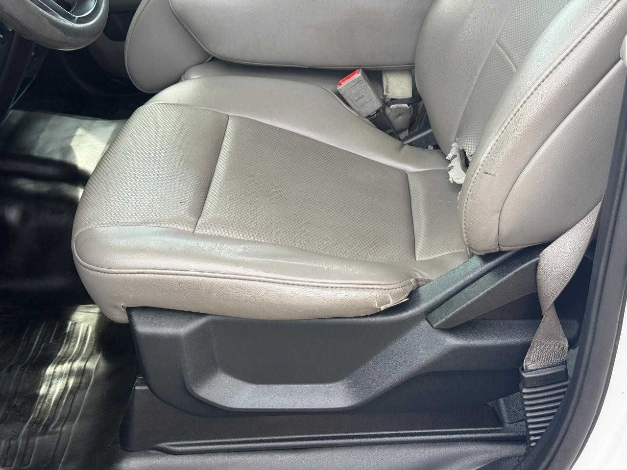 Ford F-150 Vehicle Full-screen Gallery Image 16