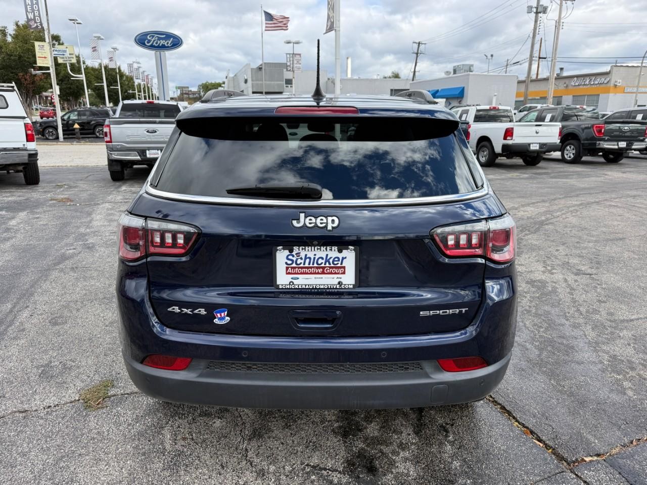 Jeep Compass Vehicle Full-screen Gallery Image 09