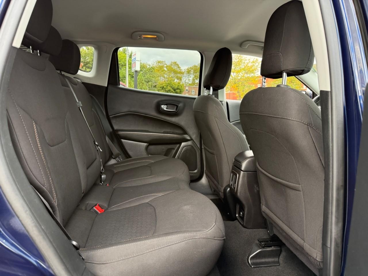 Jeep Compass Vehicle Full-screen Gallery Image 11