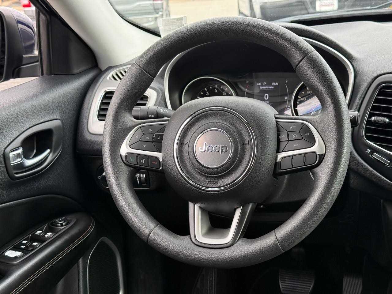 Jeep Compass Vehicle Full-screen Gallery Image 13
