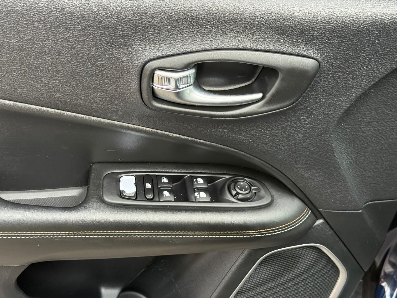 Jeep Compass Vehicle Full-screen Gallery Image 16