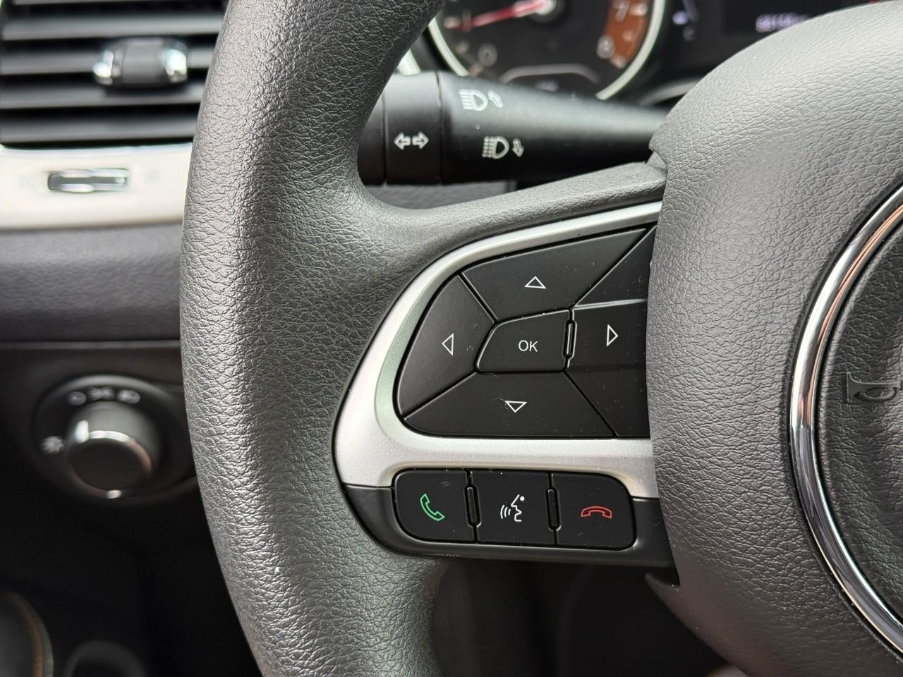 Jeep Compass Vehicle Full-screen Gallery Image 19