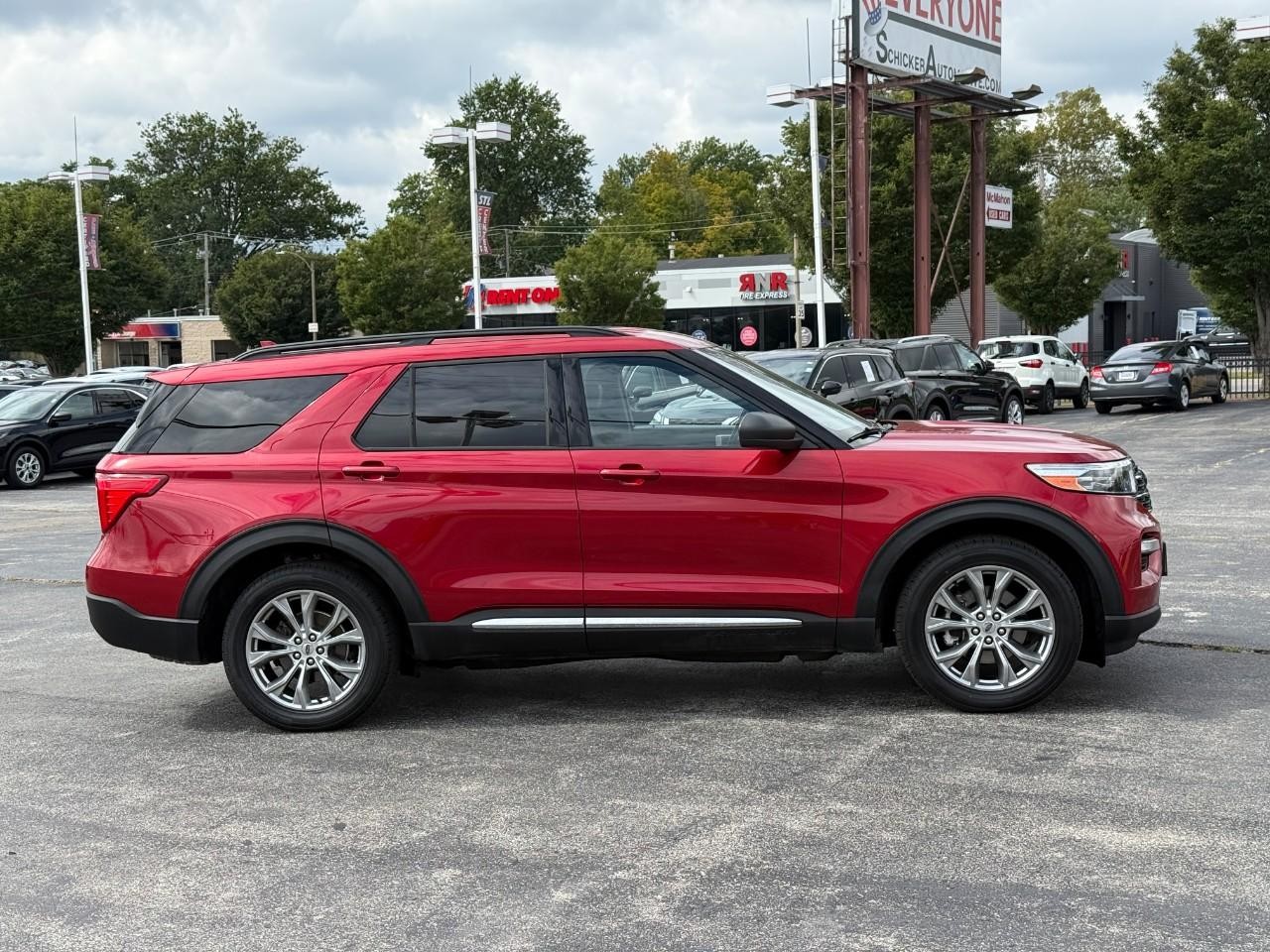 Ford Explorer Vehicle Full-screen Gallery Image 05