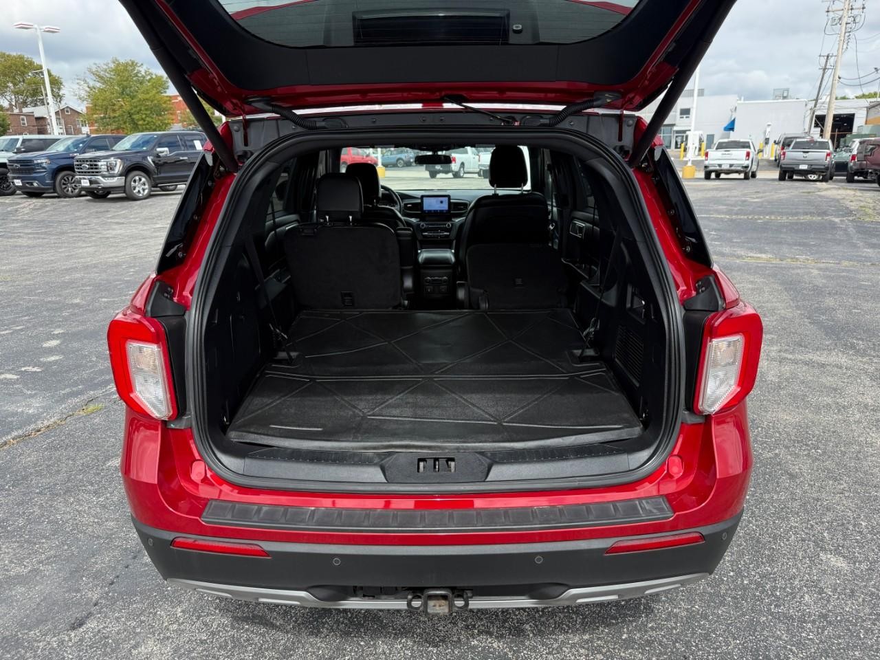 Ford Explorer Vehicle Full-screen Gallery Image 07
