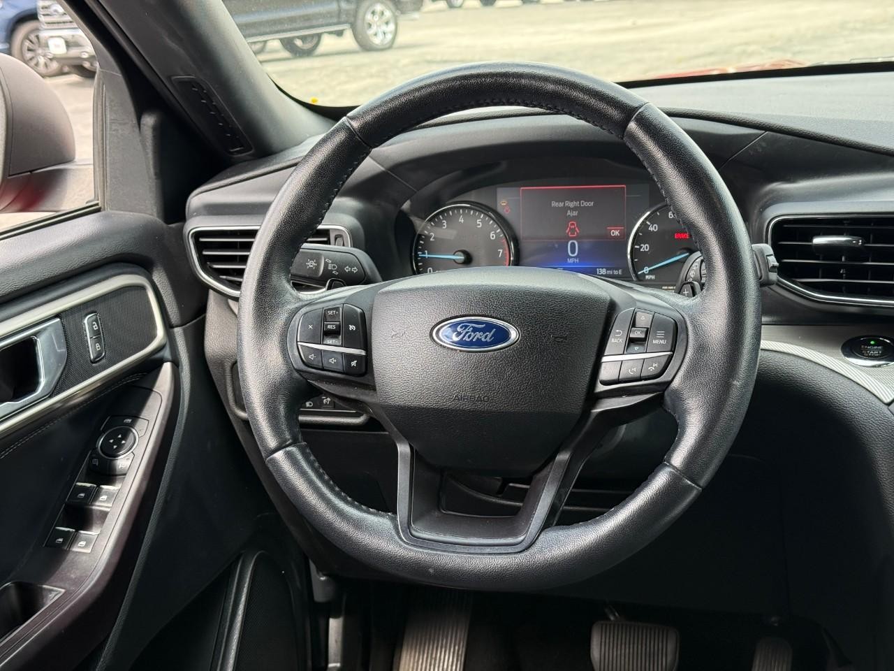 Ford Explorer Vehicle Full-screen Gallery Image 12