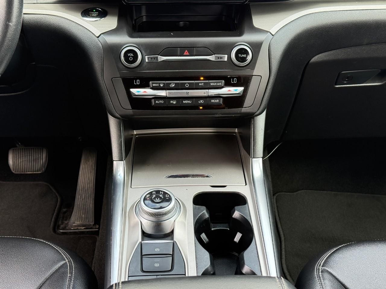 Ford Explorer Vehicle Full-screen Gallery Image 14