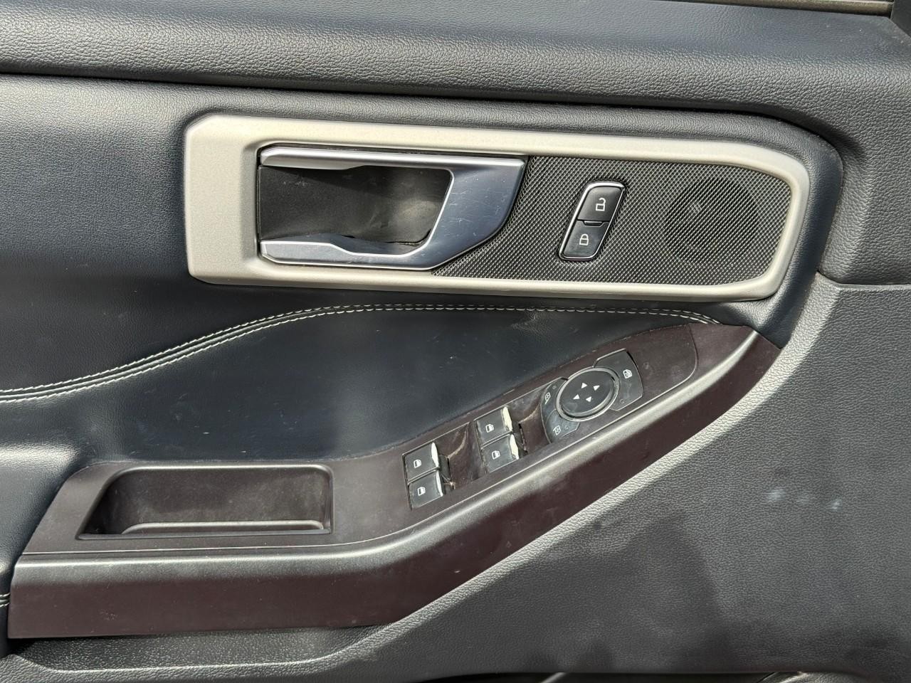 Ford Explorer Vehicle Full-screen Gallery Image 15