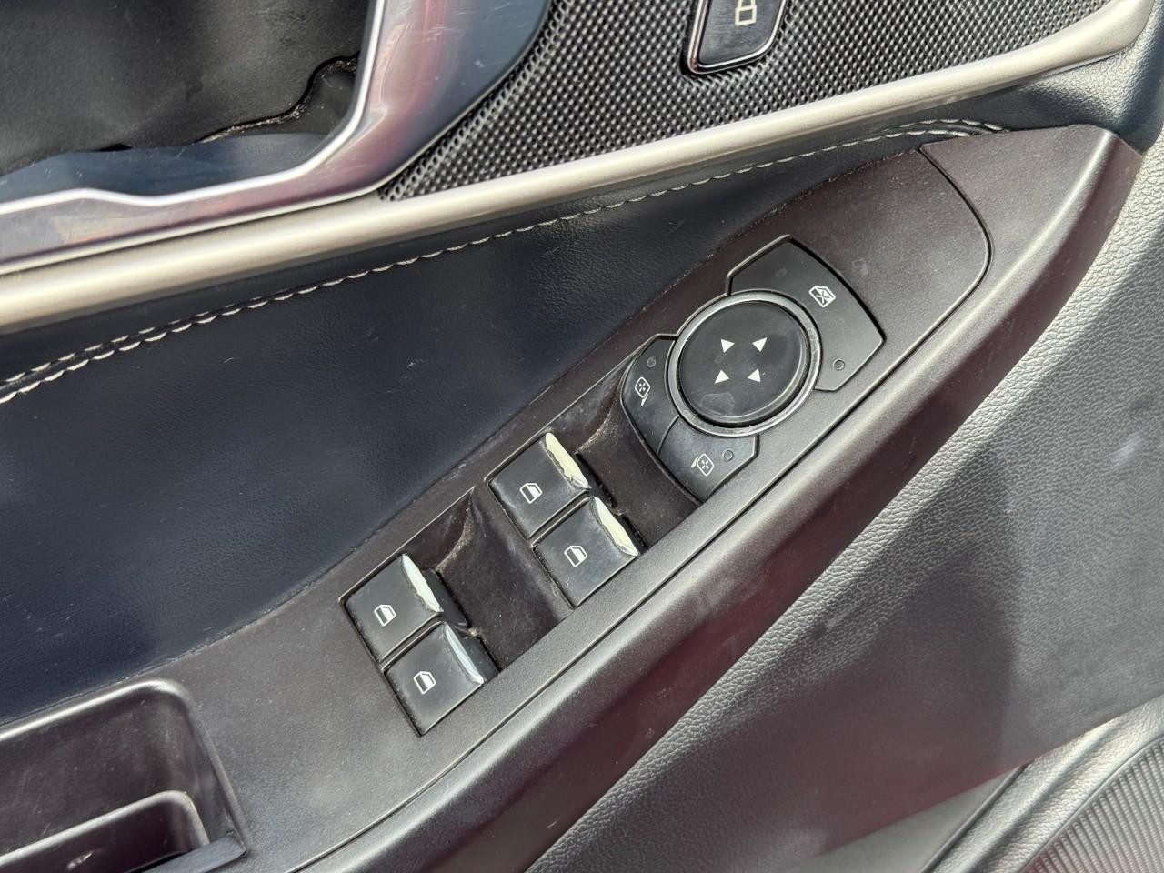 Ford Explorer Vehicle Full-screen Gallery Image 16