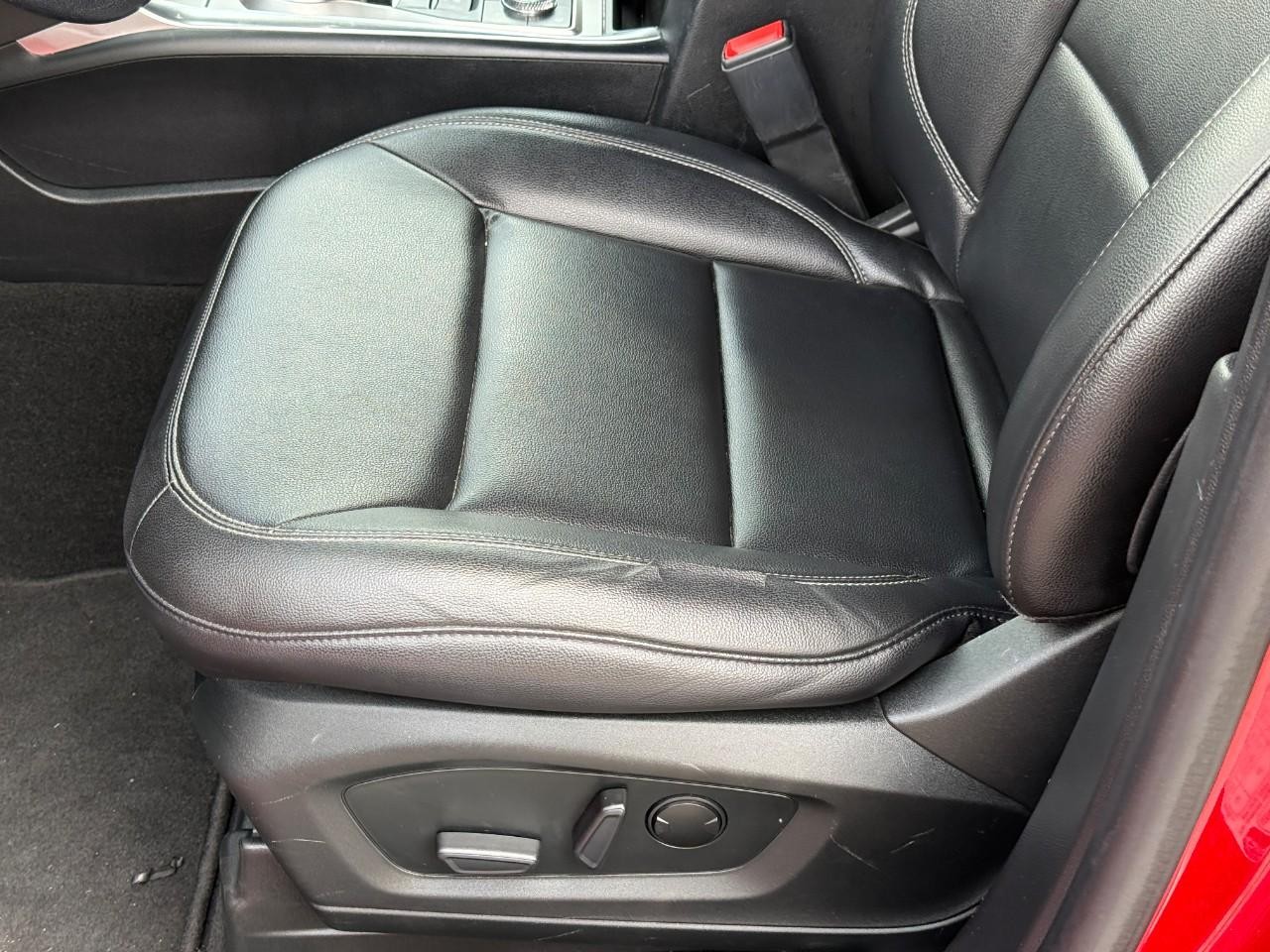 Ford Explorer Vehicle Full-screen Gallery Image 17