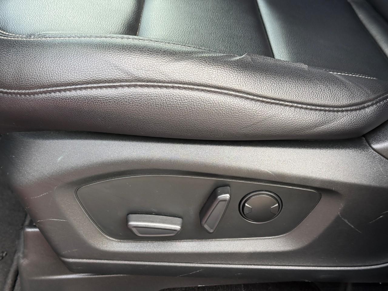 Ford Explorer Vehicle Full-screen Gallery Image 18