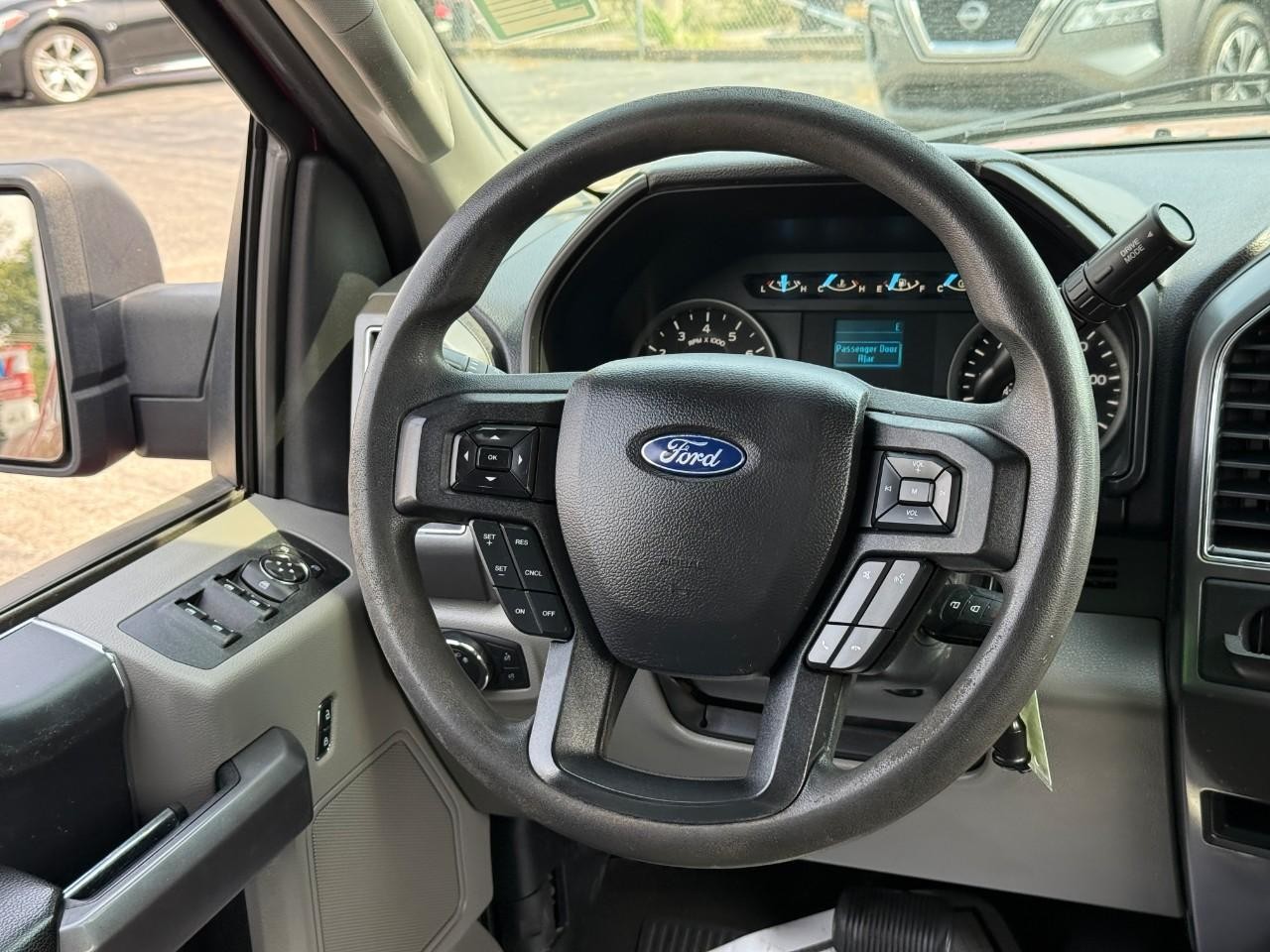 Ford F-150 Vehicle Full-screen Gallery Image 12