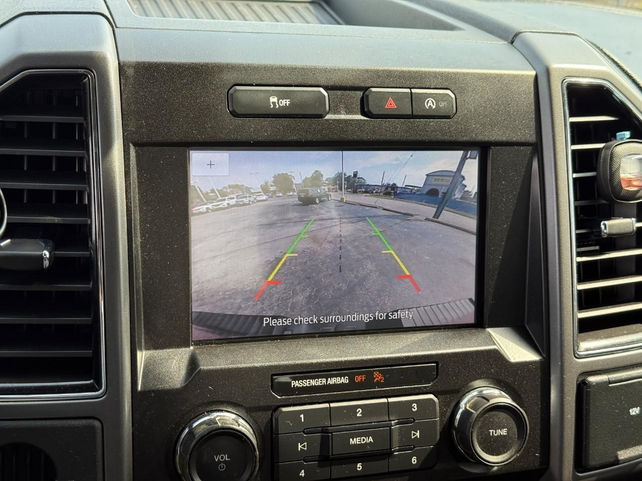 Ford F-150 Vehicle Full-screen Gallery Image 18