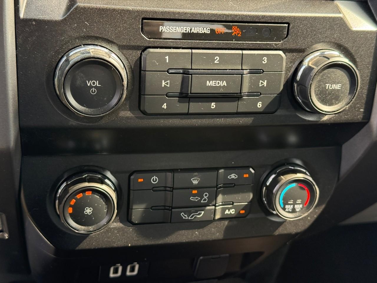 Ford F-150 Vehicle Full-screen Gallery Image 19
