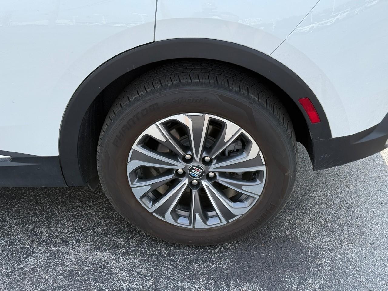 Buick Envision Vehicle Full-screen Gallery Image 06