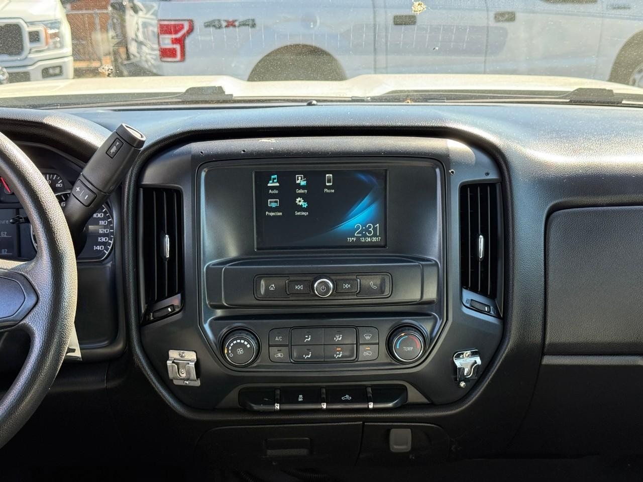 Chevrolet Silverado 2500HD Vehicle Full-screen Gallery Image 14