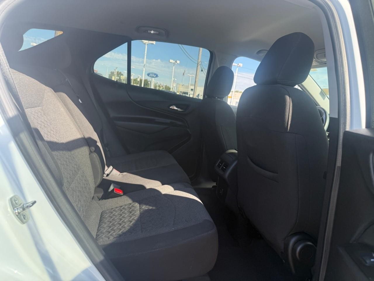Chevrolet Equinox Vehicle Full-screen Gallery Image 10
