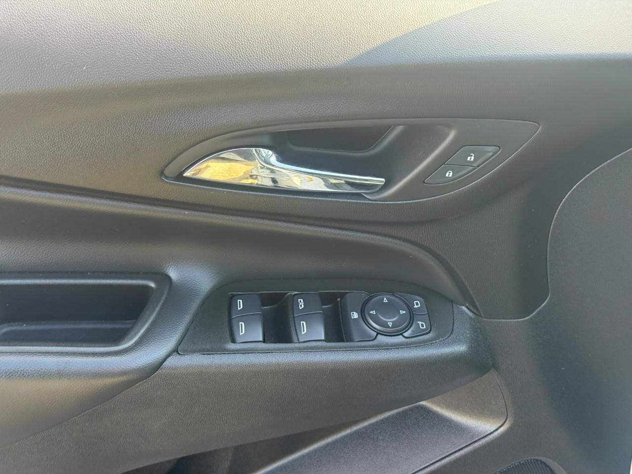 Chevrolet Equinox Vehicle Full-screen Gallery Image 15