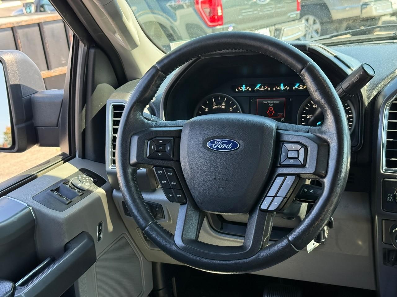 Ford F-150 Vehicle Full-screen Gallery Image 13