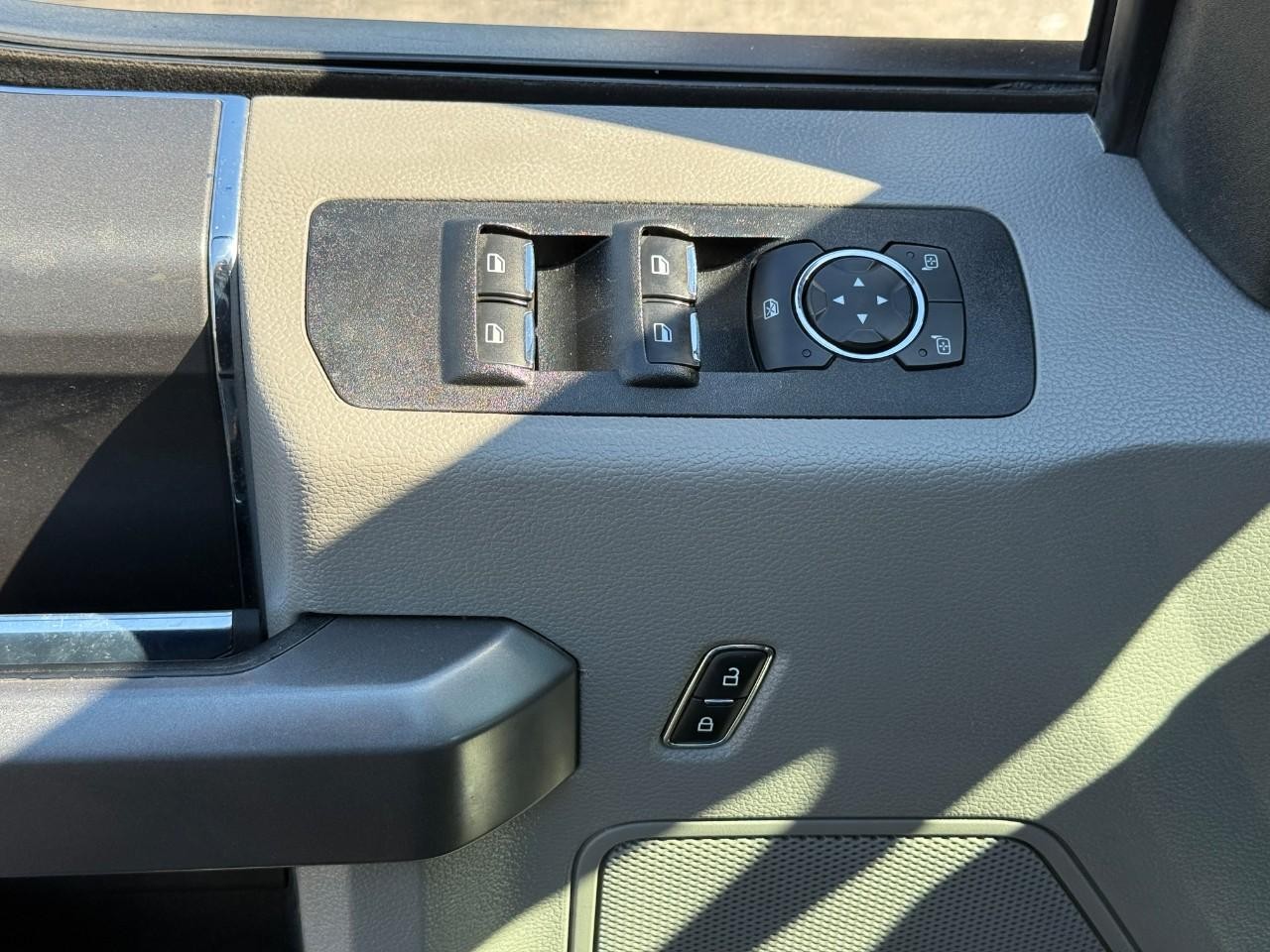 Ford F-150 Vehicle Full-screen Gallery Image 16