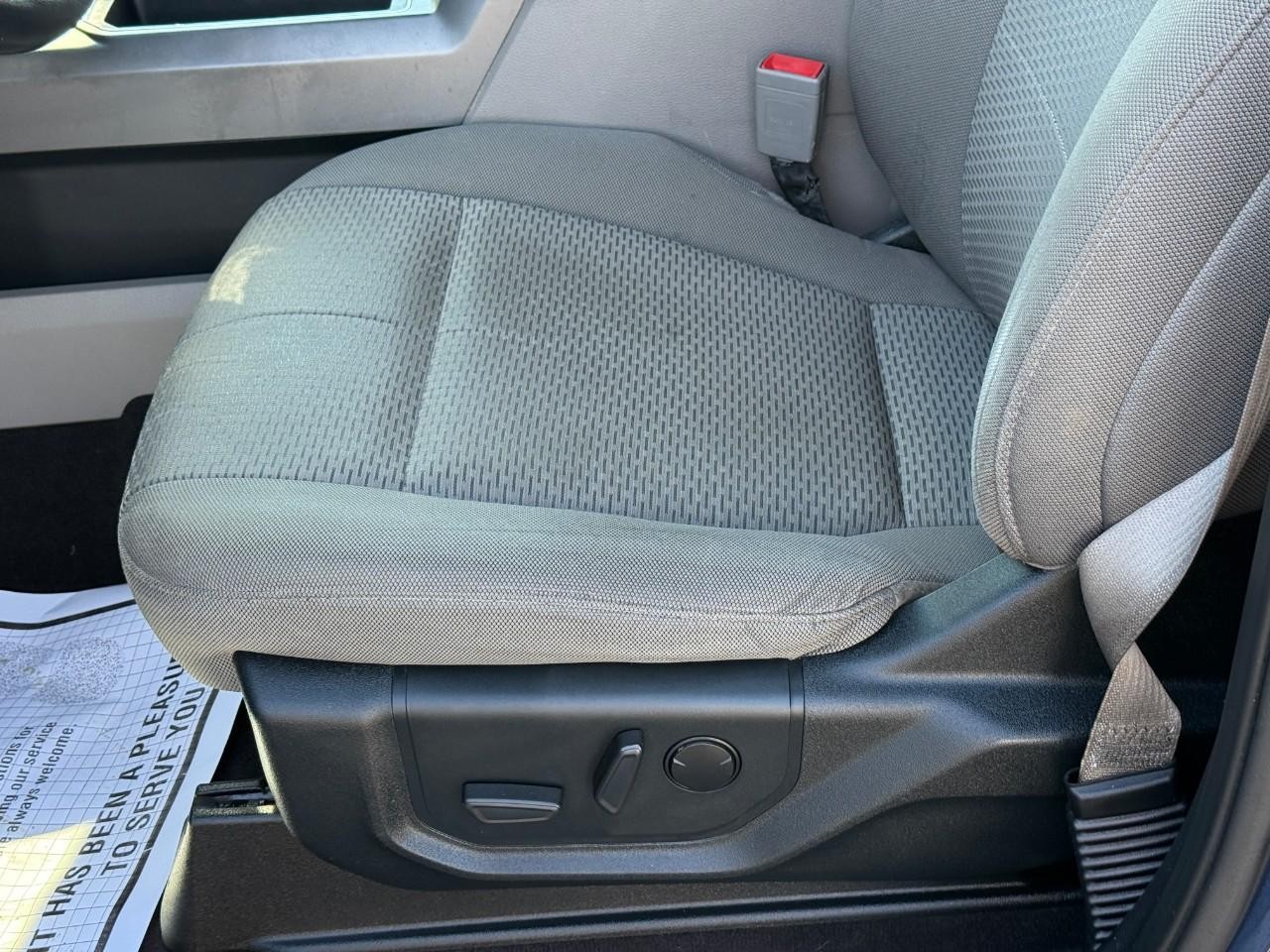Ford F-150 Vehicle Full-screen Gallery Image 17