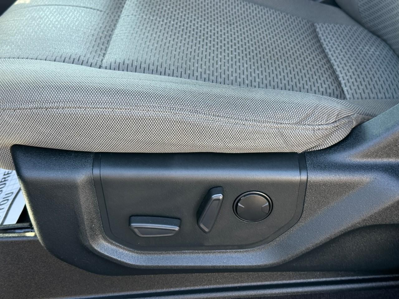 Ford F-150 Vehicle Full-screen Gallery Image 18