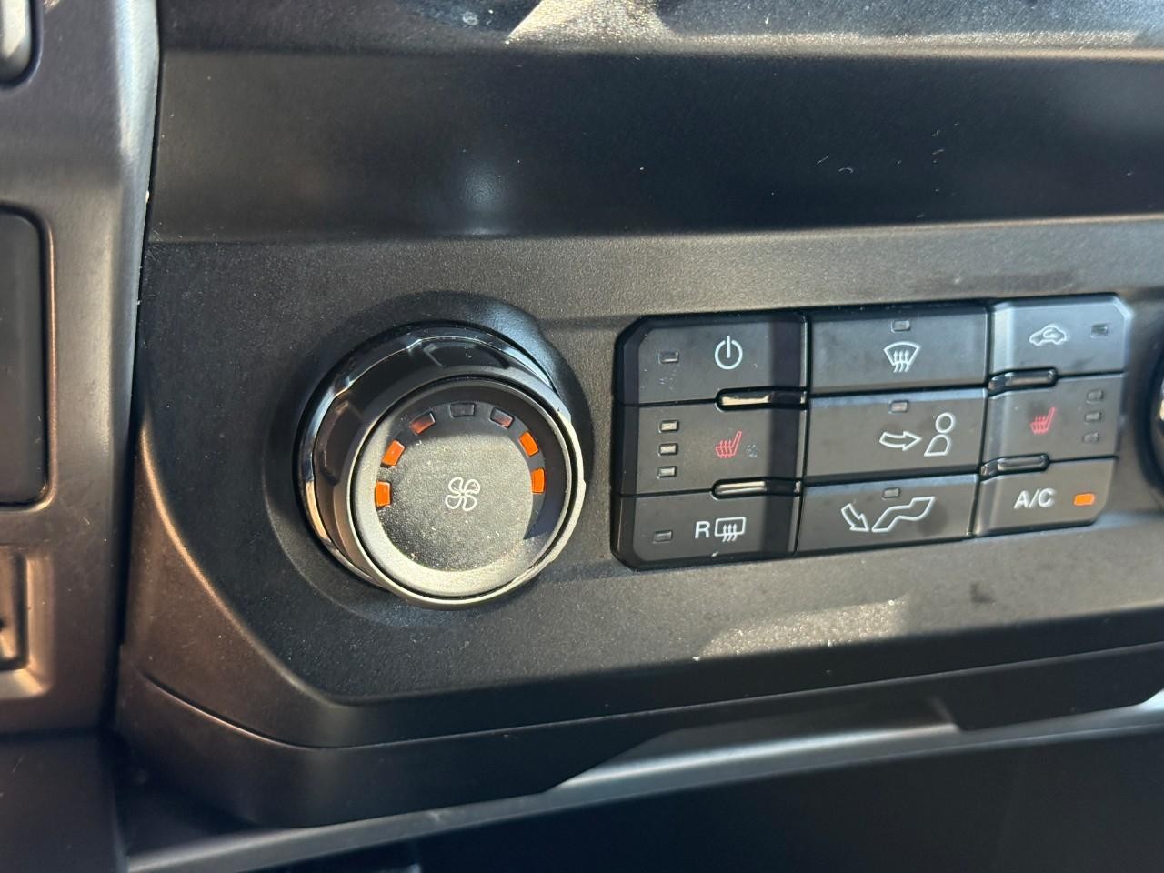 Ford F-150 Vehicle Full-screen Gallery Image 21