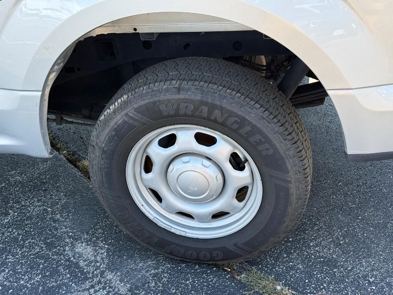 Ford F-150 Vehicle Full-screen Gallery Image 06
