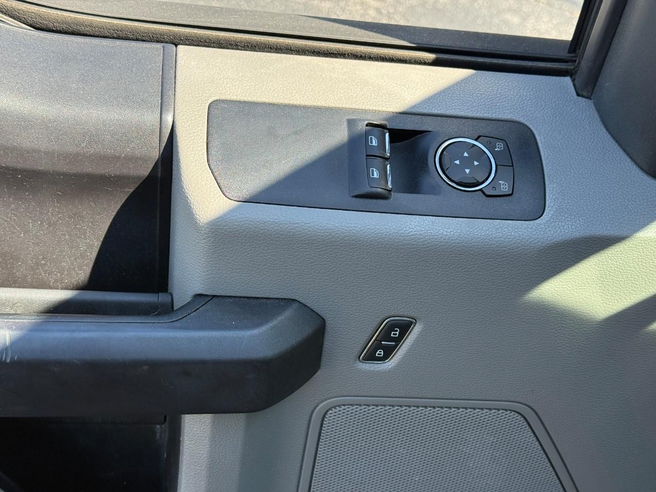Ford F-150 Vehicle Full-screen Gallery Image 10