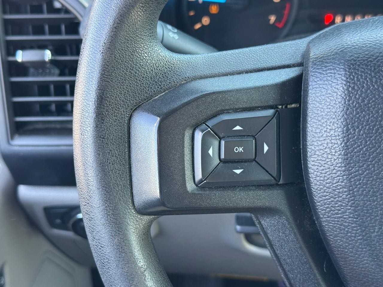 Ford F-150 Vehicle Full-screen Gallery Image 12