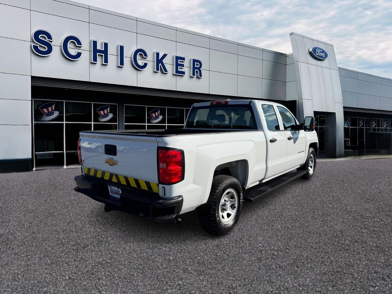 Chevrolet Silverado 1500 Vehicle Full-screen Gallery Image 02