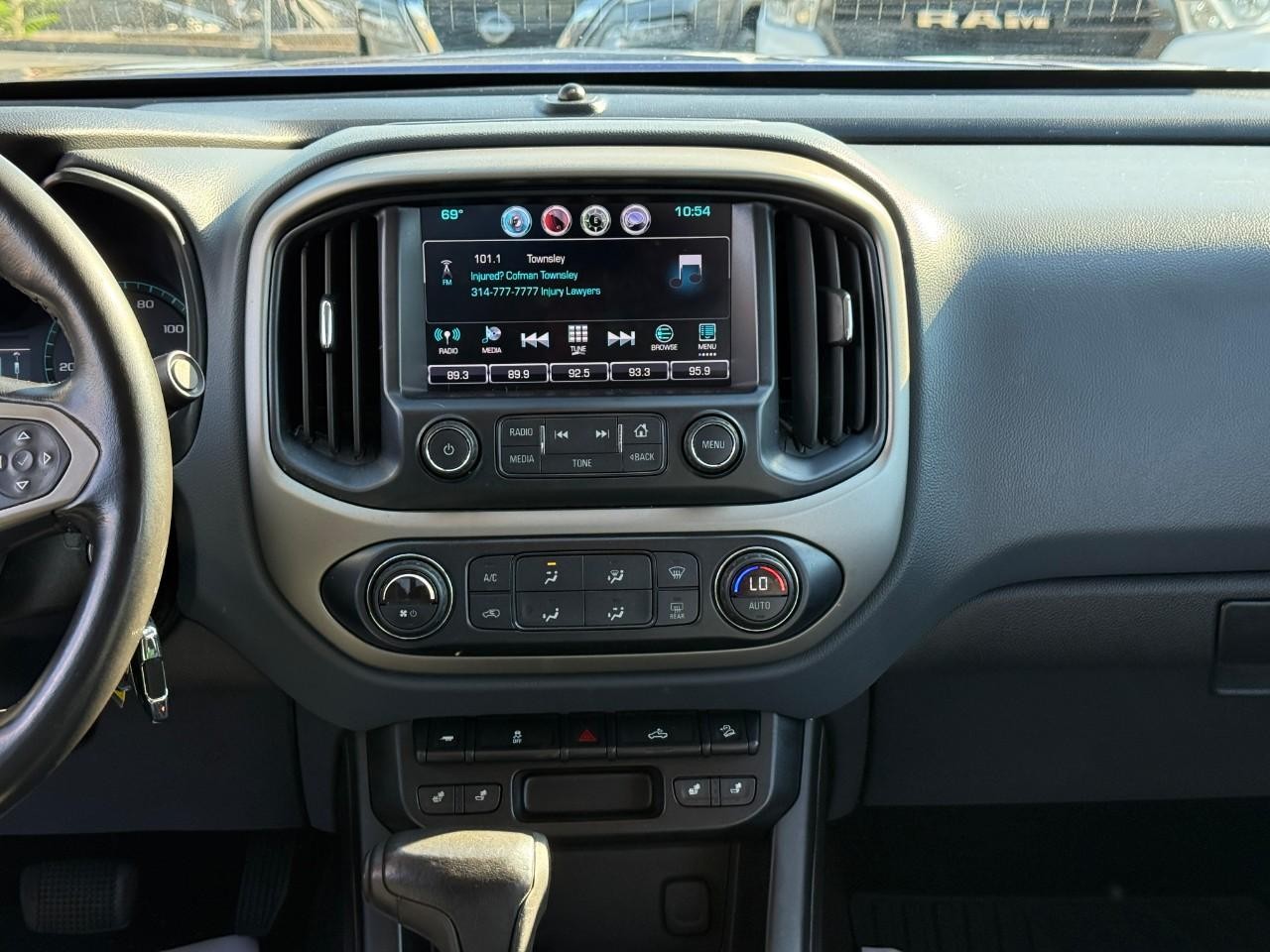 Chevrolet Colorado Vehicle Full-screen Gallery Image 13