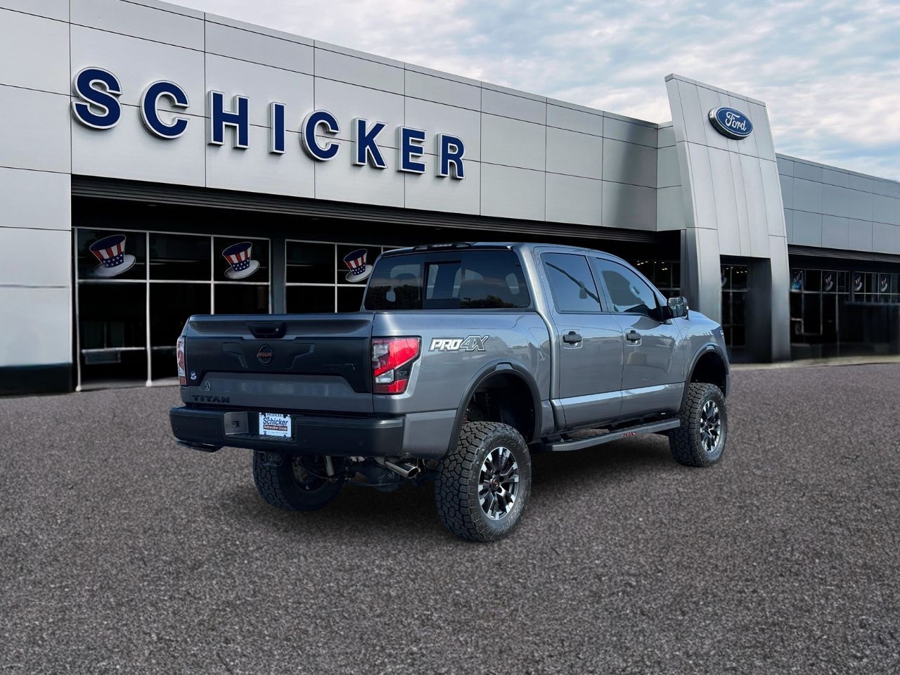 Nissan Titan Vehicle Full-screen Gallery Image 02