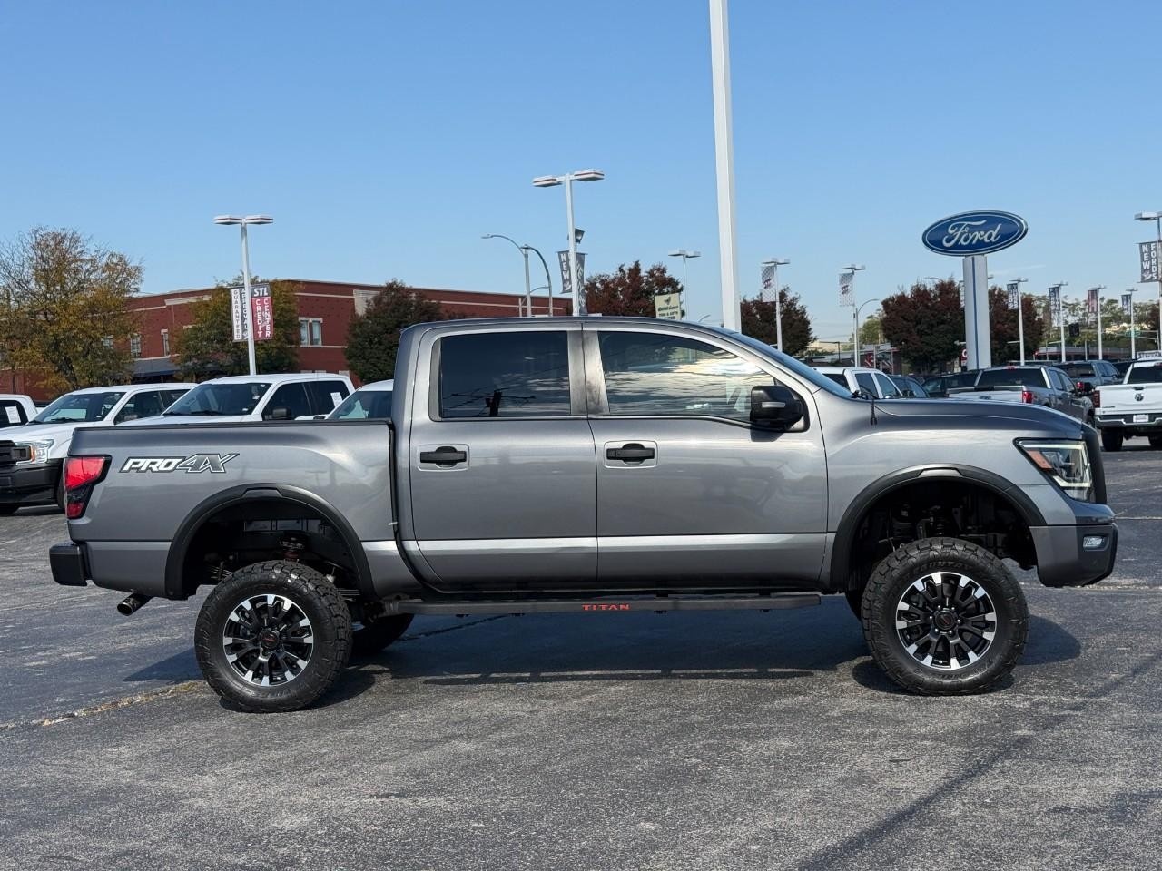 Nissan Titan Vehicle Full-screen Gallery Image 05