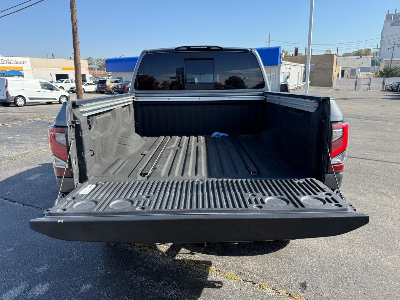 Nissan Titan Vehicle Full-screen Gallery Image 07