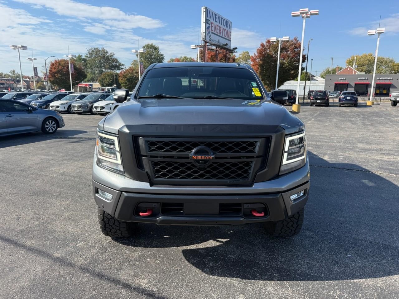 Nissan Titan Vehicle Full-screen Gallery Image 09