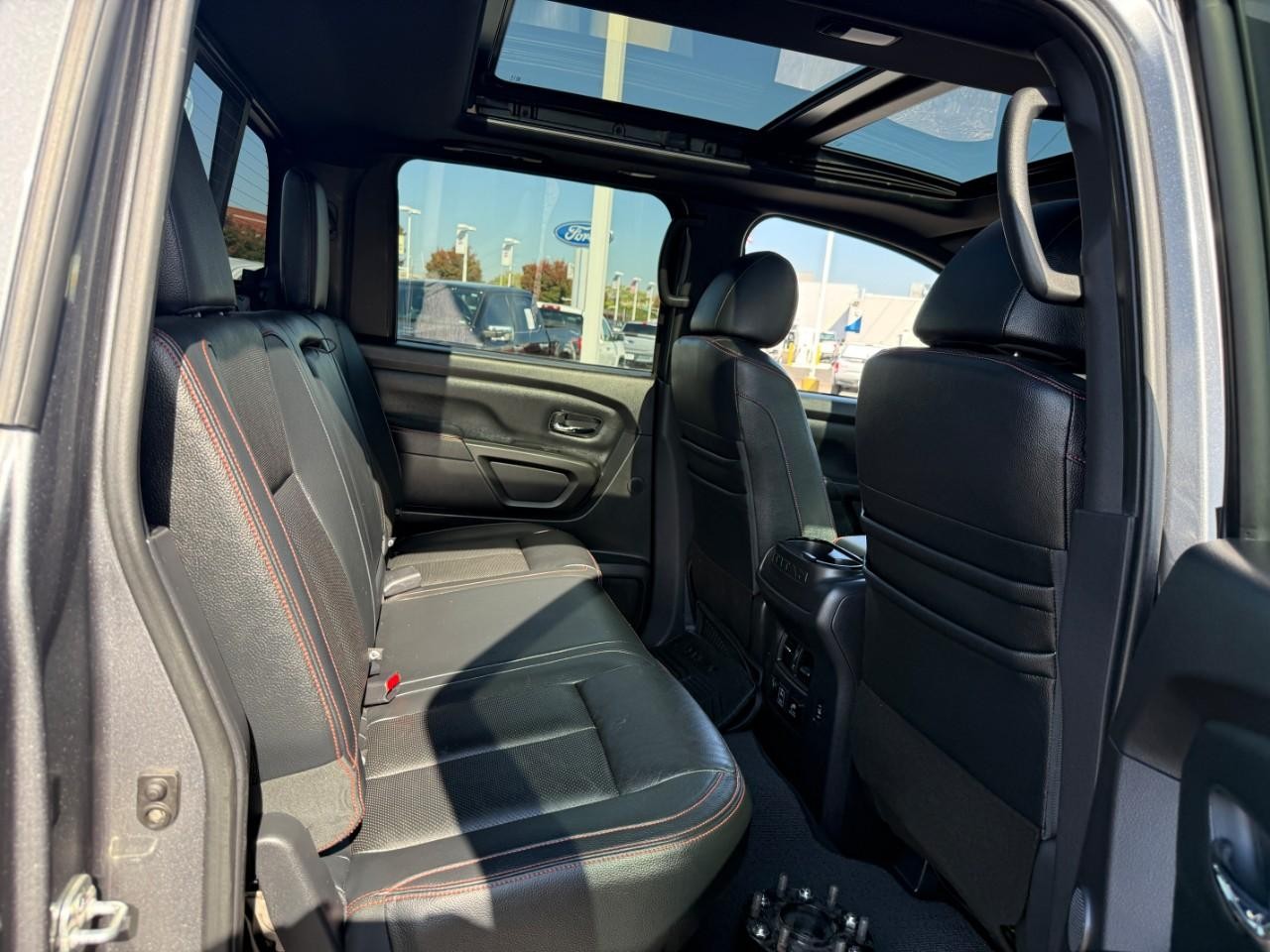 Nissan Titan Vehicle Full-screen Gallery Image 10