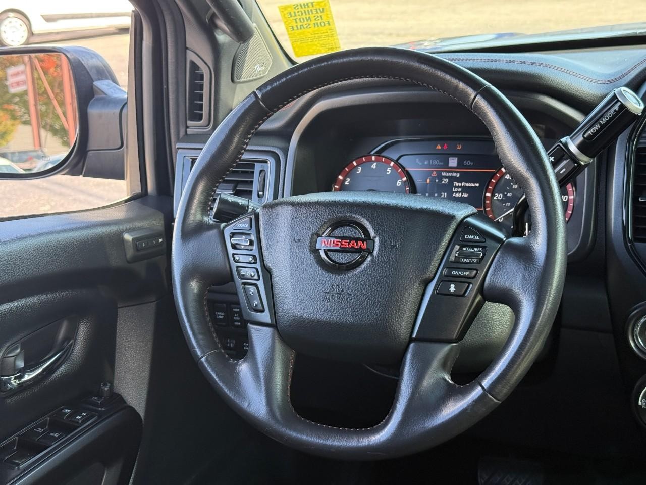 Nissan Titan Vehicle Full-screen Gallery Image 12