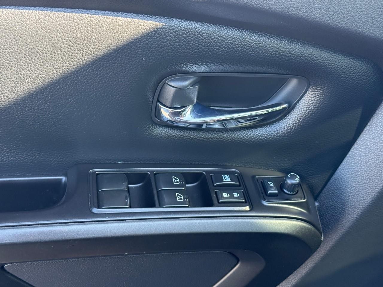 Nissan Titan Vehicle Full-screen Gallery Image 16