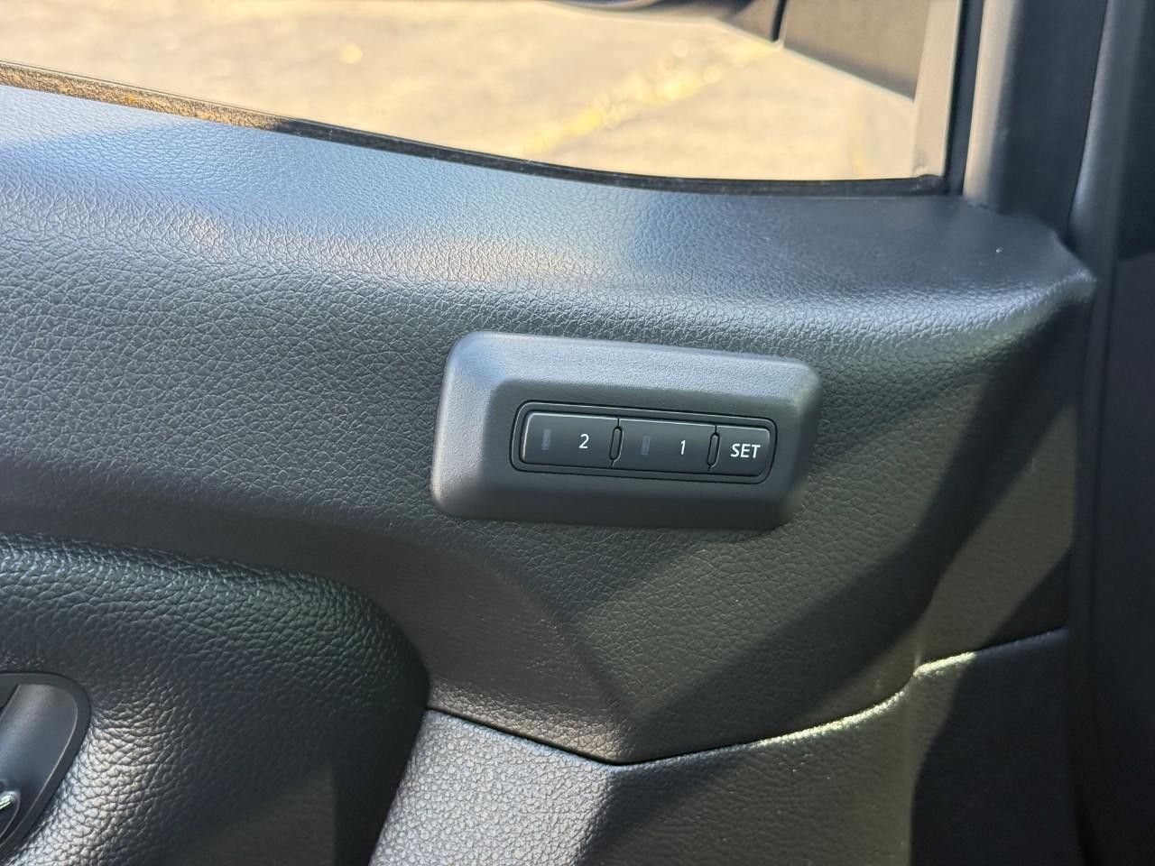 Nissan Titan Vehicle Full-screen Gallery Image 17