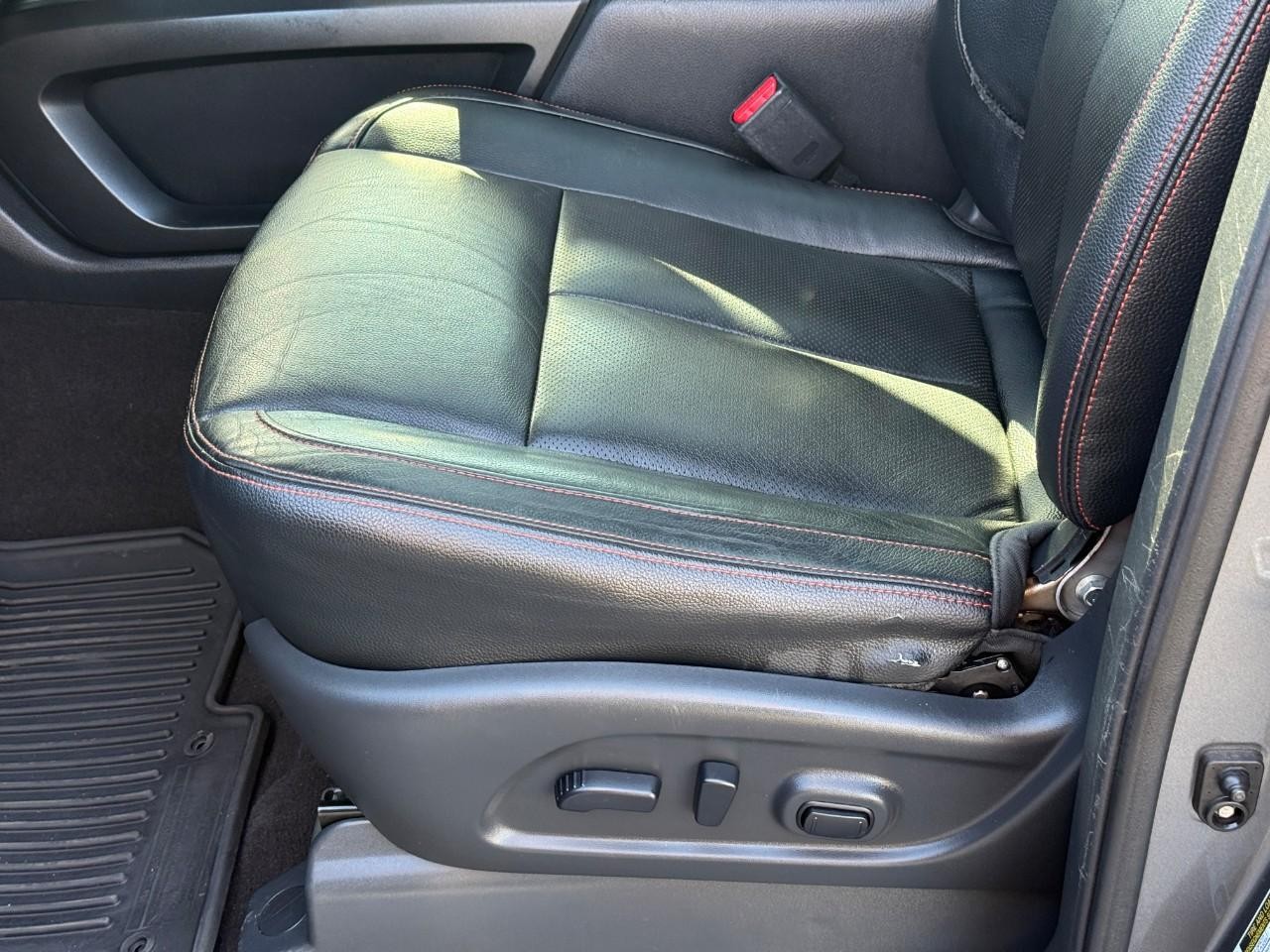 Nissan Titan Vehicle Full-screen Gallery Image 18