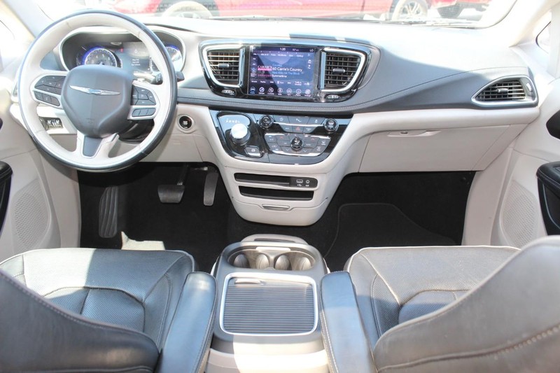 Chrysler Pacifica Vehicle Image 13