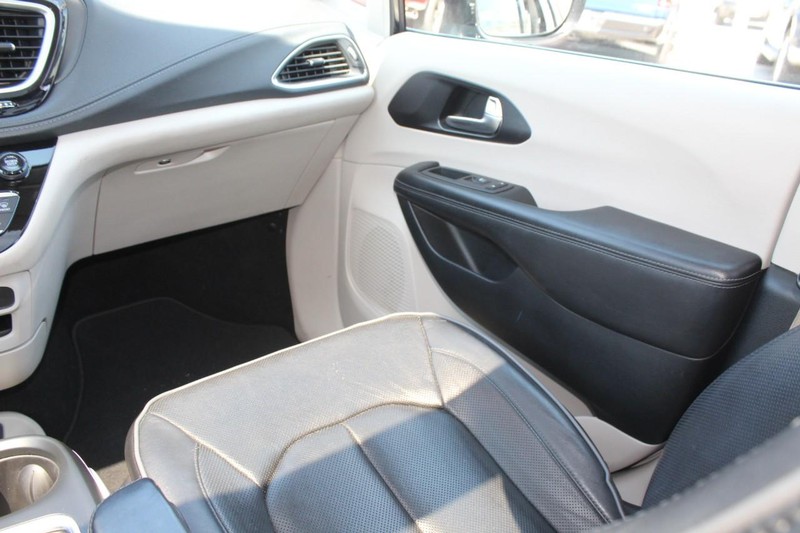 Chrysler Pacifica Vehicle Image 15